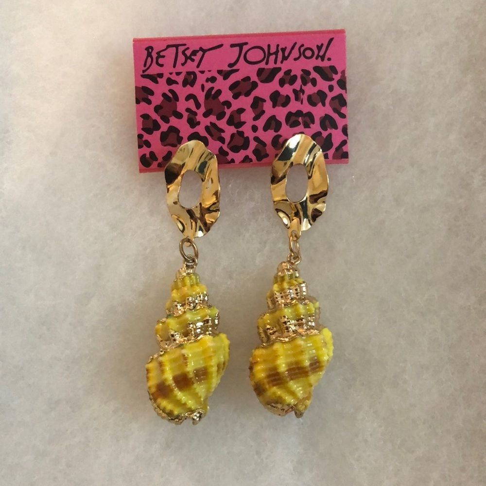 Seashell Betsey Johnson earrings
